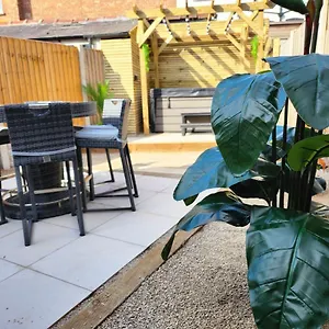  Holiday home Xxhot Tubxx 4bed Semi, Sleeps 8, 2 Bathrooms